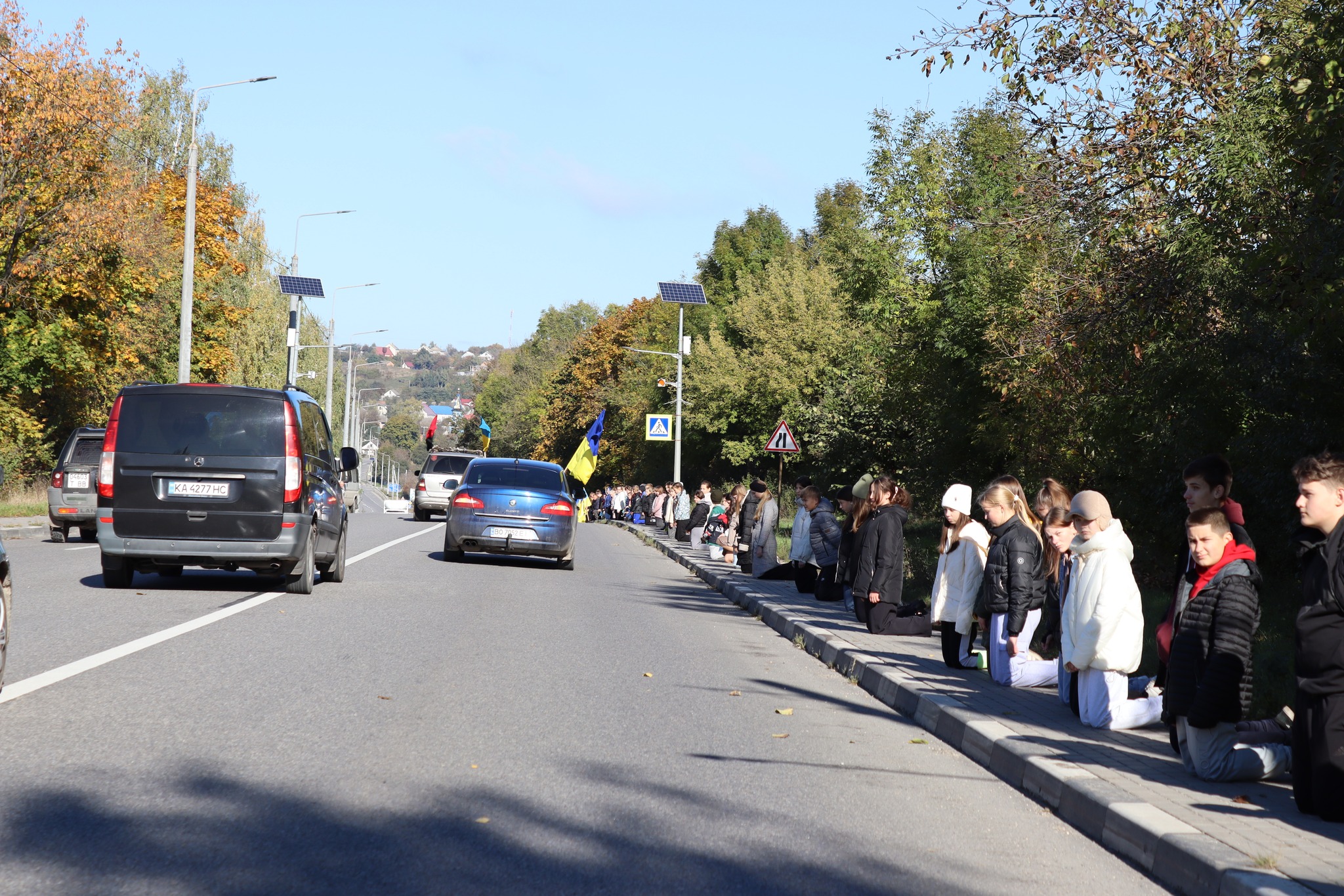 Новини Тернополя - фото з У Вишнівецькій громаді навколішки зустрічали Героїв Олександра Скакуна та Івана Гуцала На зображенні може бути: 8 людей, вулиця, дорога та натовп