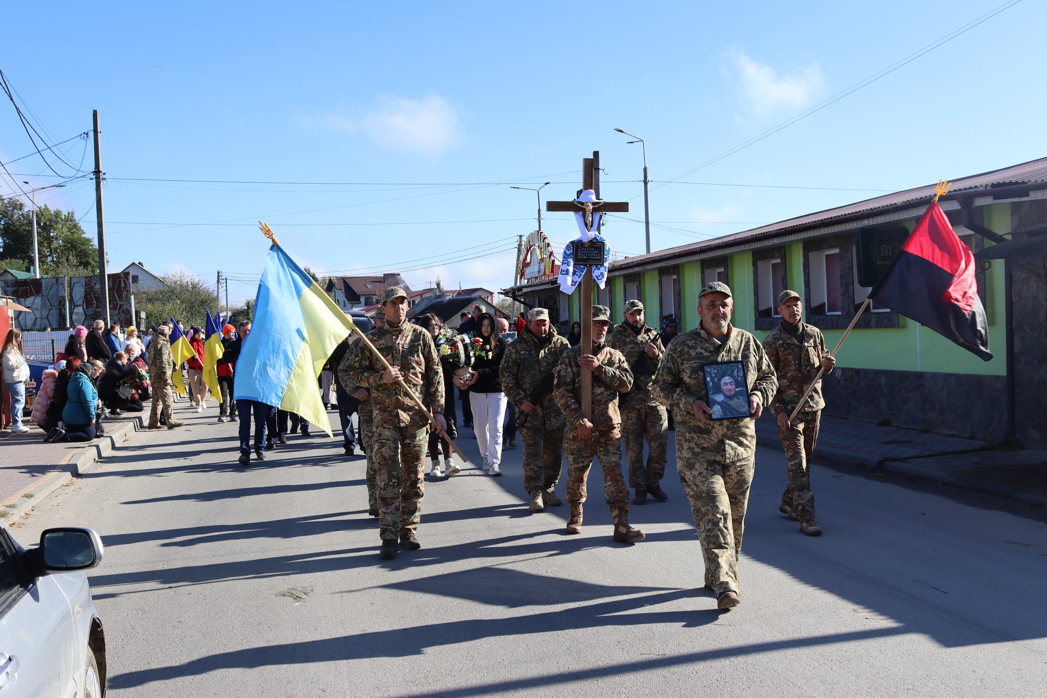 Новини Тернополя - фото з У Вишнівецькій громаді навколішки зустрічали Героїв Олександра Скакуна та Івана Гуцала На зображенні може бути: 10 людей