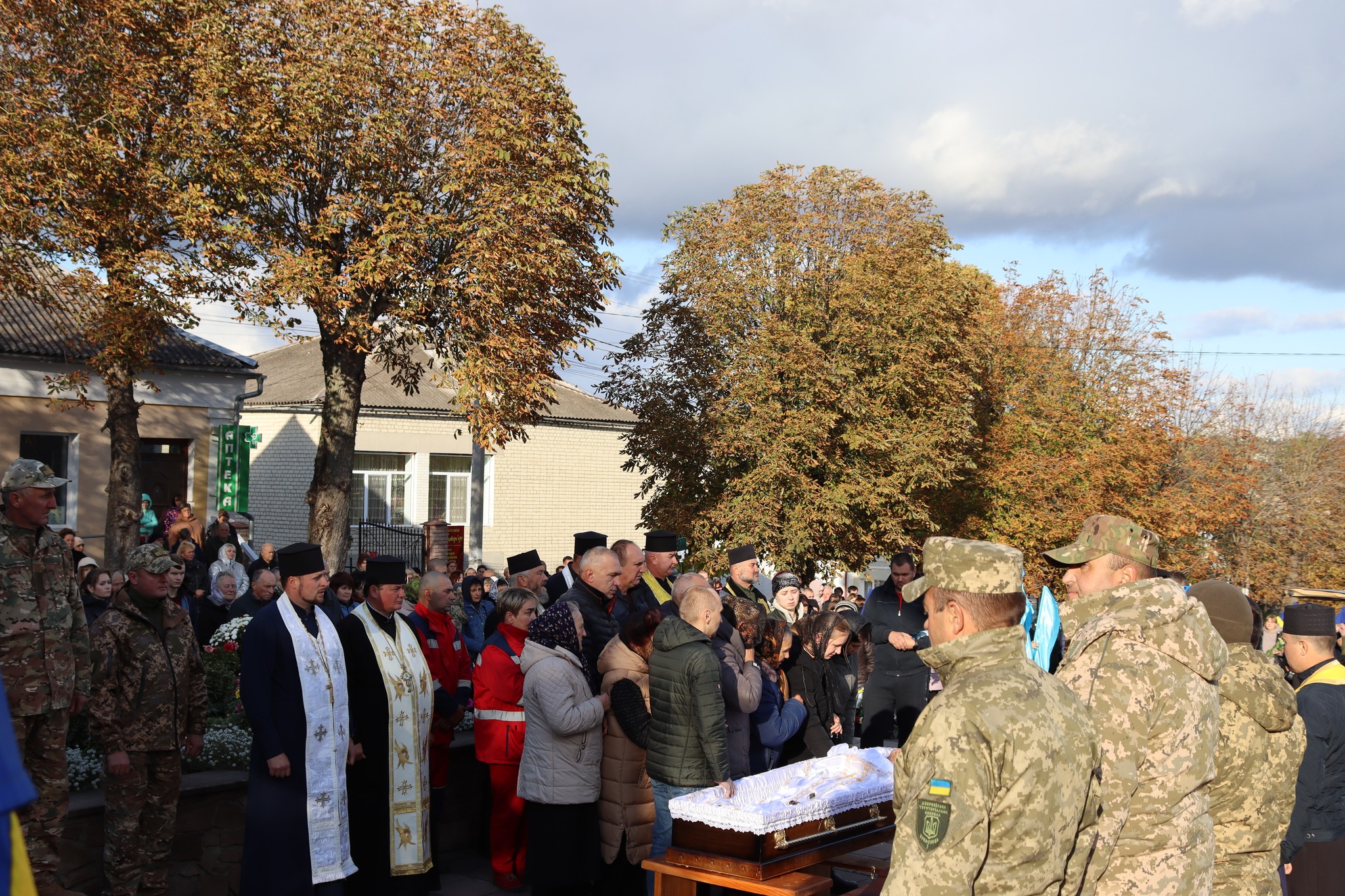 Новини Тернополя - фото з У Вишнівецькій громаді навколішки зустрічали Героїв Олександра Скакуна та Івана Гуцала На зображенні може бути: 7 людей та текст