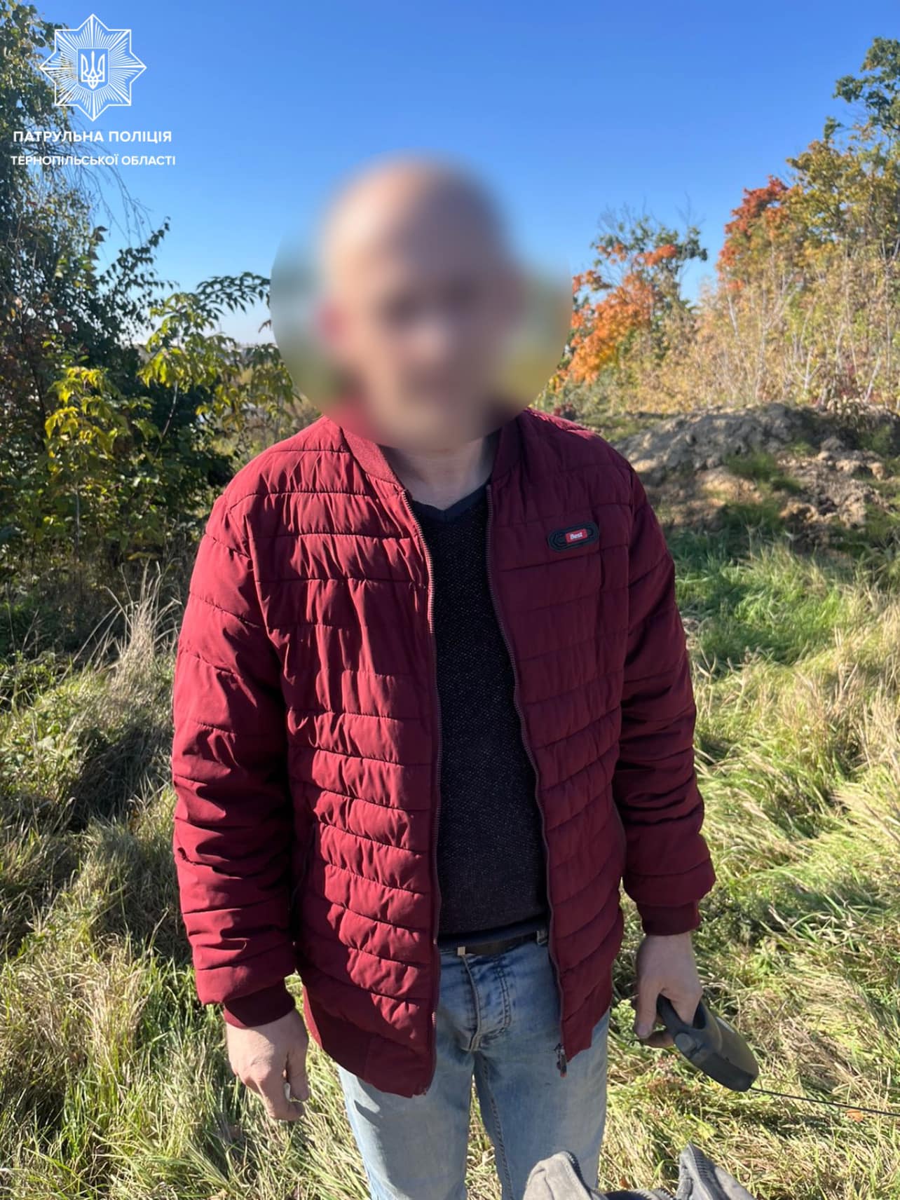 Новини Тернополя - фото з Небайдужі повідомили поліцію про чоловіка, який шукав «закладки» на Текстильній На зображенні може бути: 1 особа та пуховик на гусячому пуху