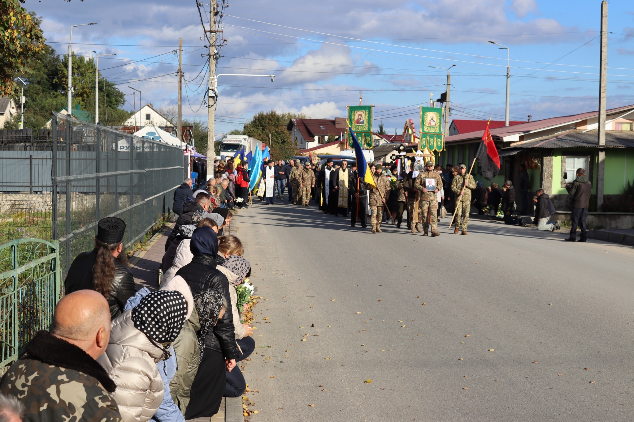 Новини Тернополя - фото з У Вишнівецькій громаді навколішки зустрічали Героїв Олександра Скакуна та Івана Гуцала На зображенні може бути: 8 людей, натовп, дорога та текст