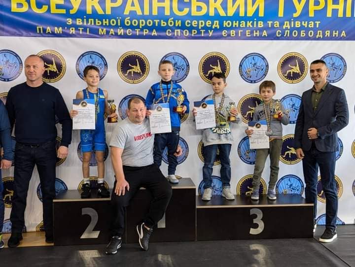 Новини Тернополя - фото з Юні спортсмени зі Збаража здобули перемоги на Всеукраїнському турнірі з вільної боротьби На зображенні може бути: 7 людей та текст