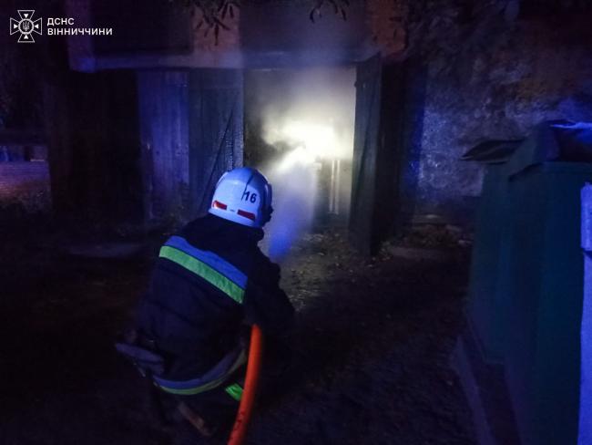 Новини Вінниці - фото з Горів автомобіль та приватне обійстя. На Вінниччині вчора сталося сім пожеж