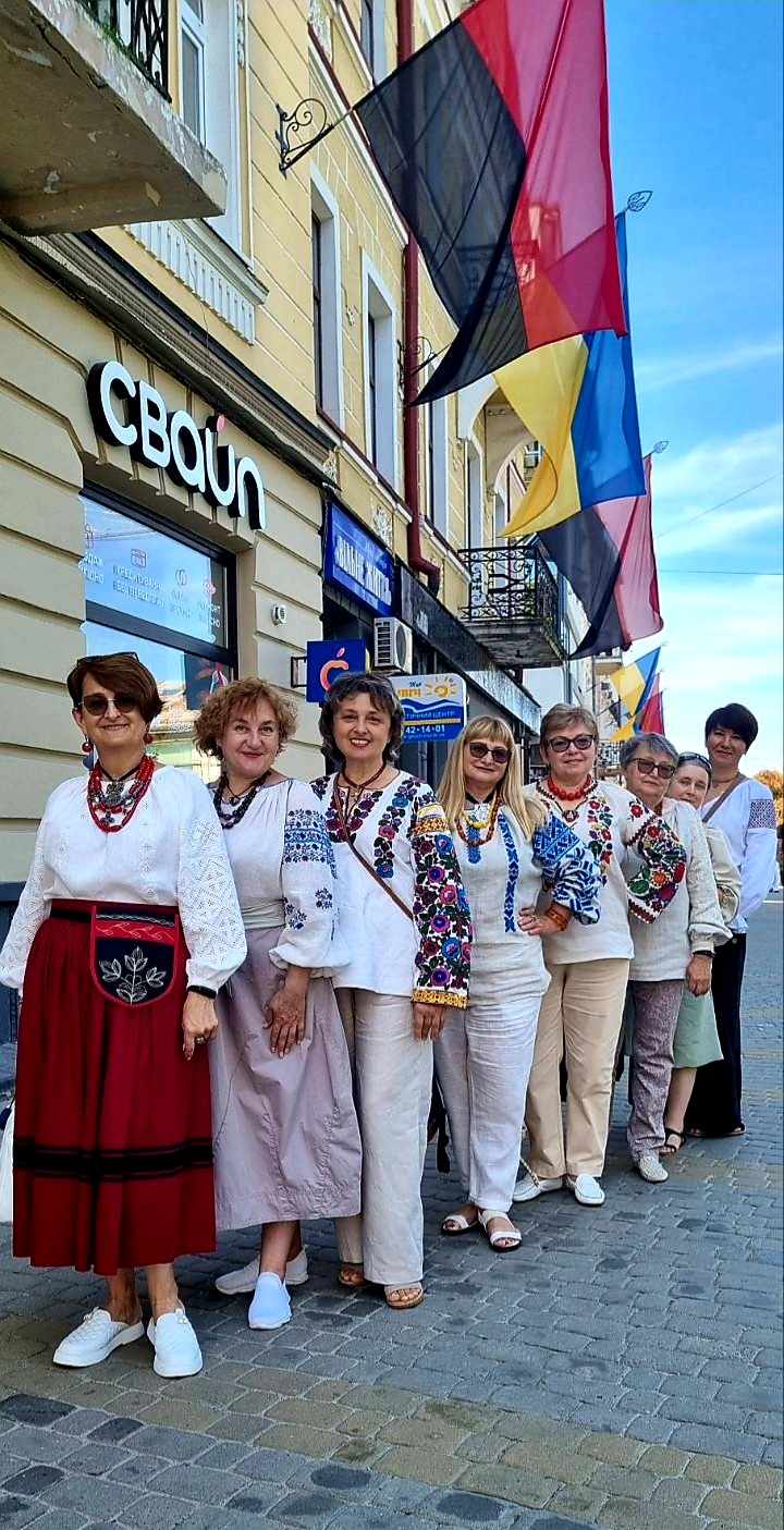Новини Тернополя - фото з У тривожній валізі була лише Борщівська сорочка: про любов до вишиття Галини Переймибіди