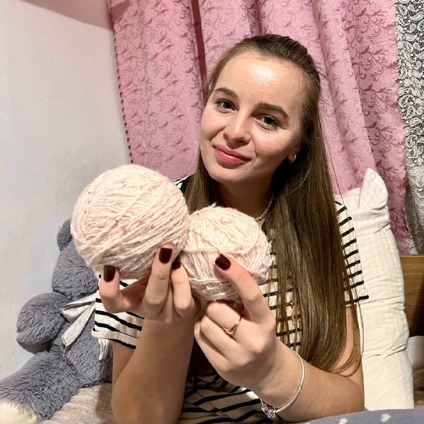 Новини Тернополя - фото з Потрібні руки: студенти медуніверситету розпускають светри, щоб зробити з них шкарпетки для воїнів На зображенні може бути: 1 особа, макраме та мереживо