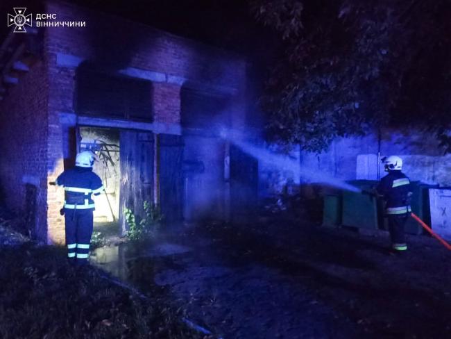 Новини Вінниці - фото з Горів автомобіль та приватне обійстя. На Вінниччині вчора сталося сім пожеж