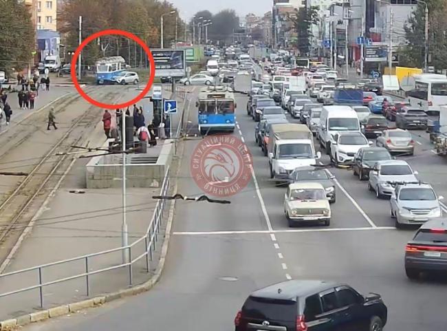 Новини Вінниці - фото з Транспортний колапс у Вінниці: на Коріатовичів вантажівка знесла опори, а на Пирогова аварія з трамваєм