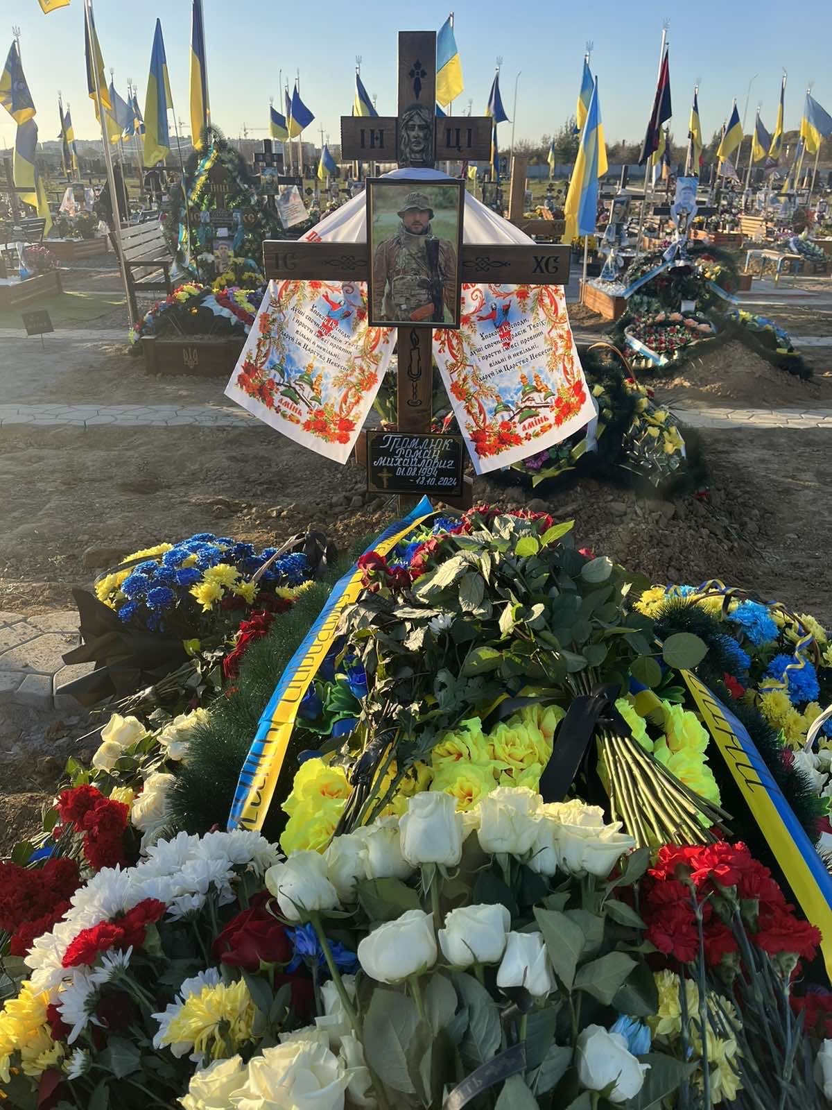 Новини Вінниці - фото з «Він був для нас сонечком». Вінниця провела в останній шлях захисника Романа Громлюка