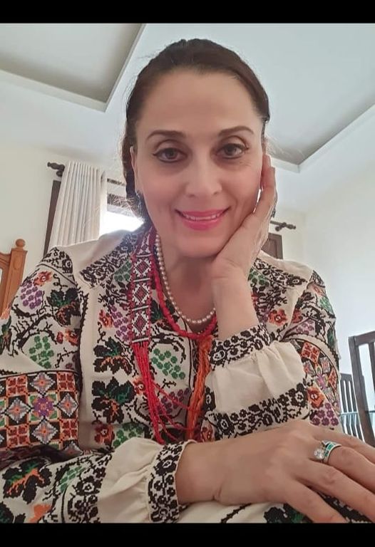 Новини Тернополя - фото з Померла засновниця і керівниця школи індійського танцю у Тернополі Еліна Абакарова На зображенні може бути: 1 особа та усміхається