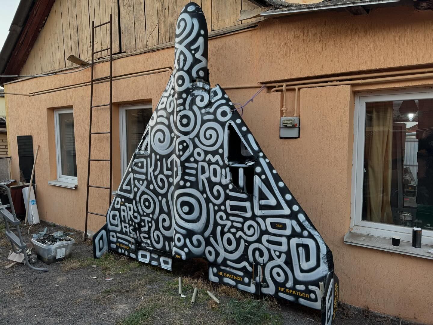 Новини Вінниці - фото з Художник з Вінниці Максим Кільдеров придбав збитий дрон Герань-2 і розмалював його