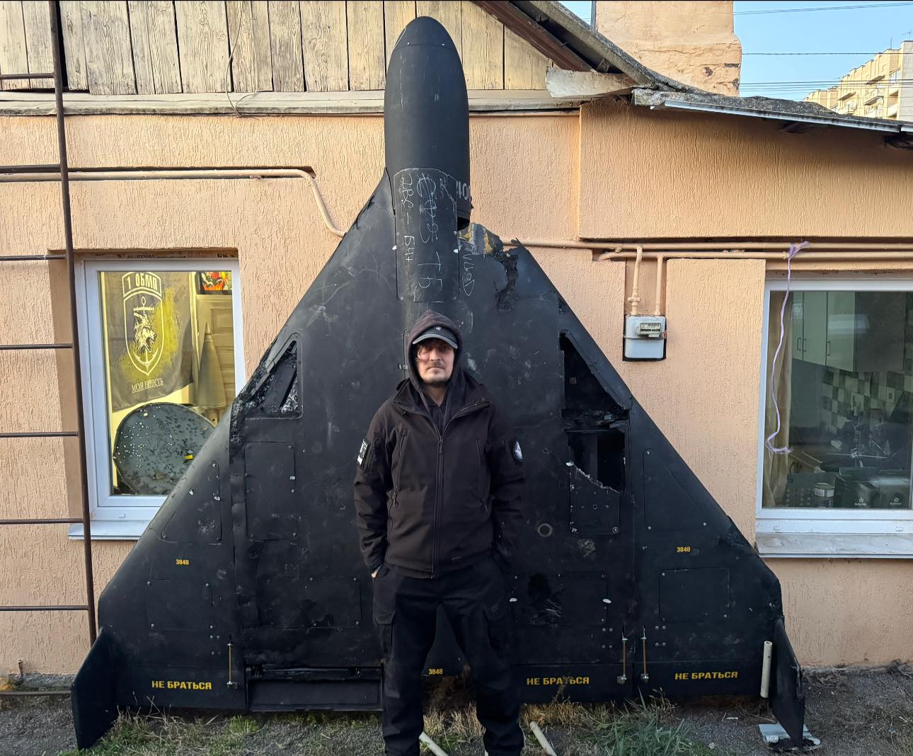 Новини Вінниці - фото з Художник з Вінниці Максим Кільдеров придбав збитий дрон Герань-2 і розмалював його