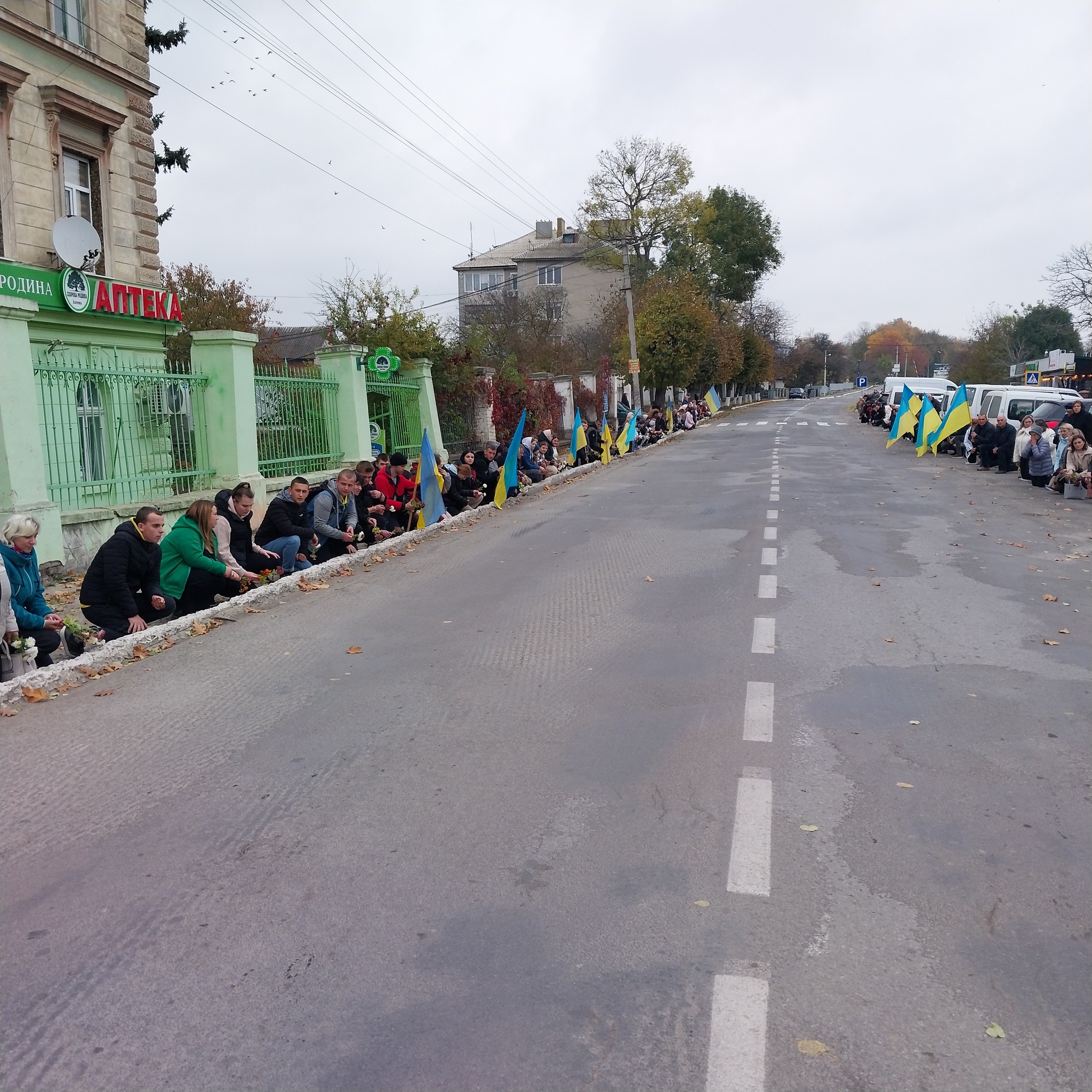 На зображенні може бути: 7 людей, натовп, дорога, вулиця та текст