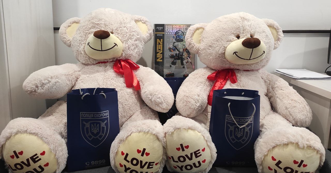 На зображенні може бути: іграшка, сердечко та текст