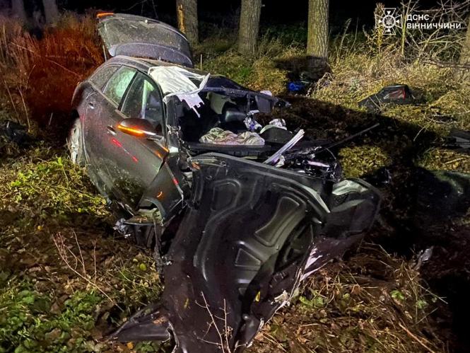 Новини Вінниці - фото з Трьох людей з понівеченого авто врятували ДСНСники під Хмільником
