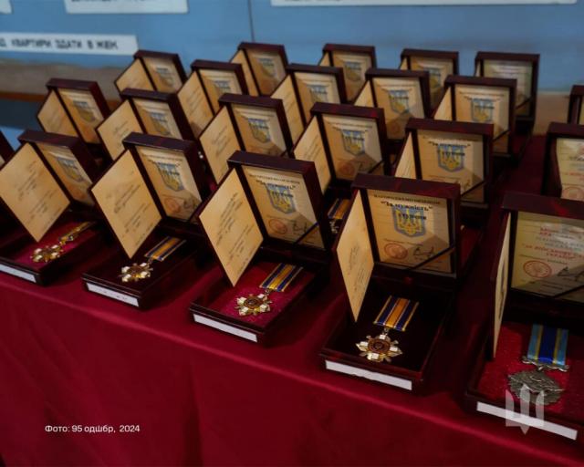 Новини Житомира - фото з Командир 95 одшбр нагородив воїнів, які щодня воюють зі злом та захищають Україну