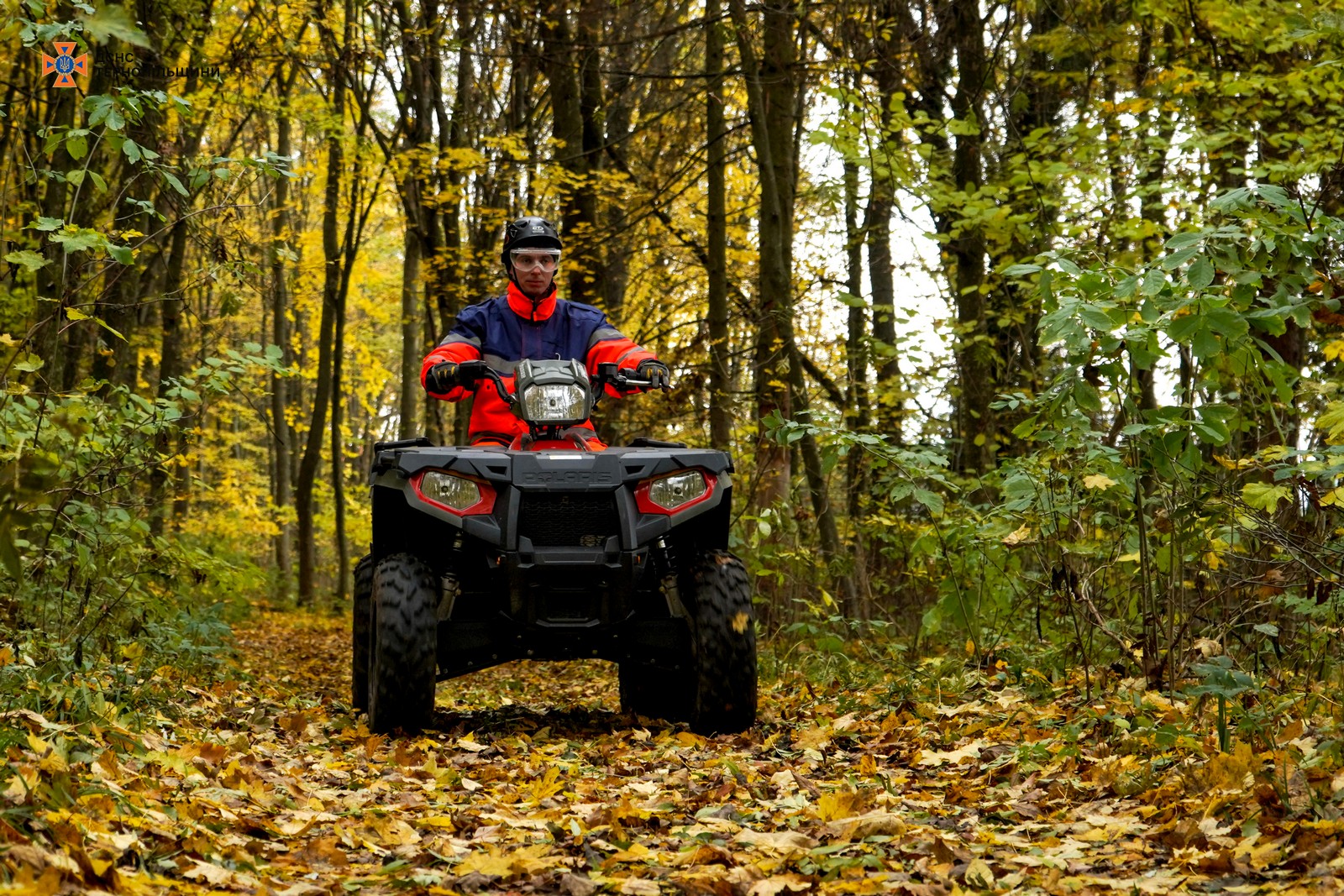 На зображенні може бути: 1 особа, мотоцикл та позашляховик