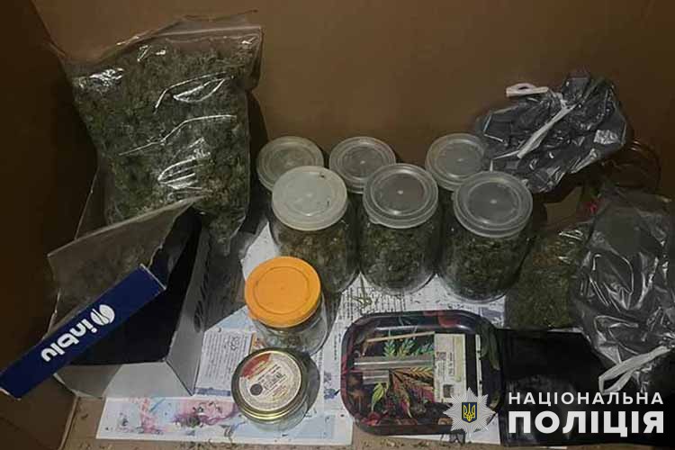 Новини Тернополя - фото з У Кременці двоє хлопців, яким 22 та 25 років організували наркобізнес поліцейські затримали молодиків  за наркоторгівлю