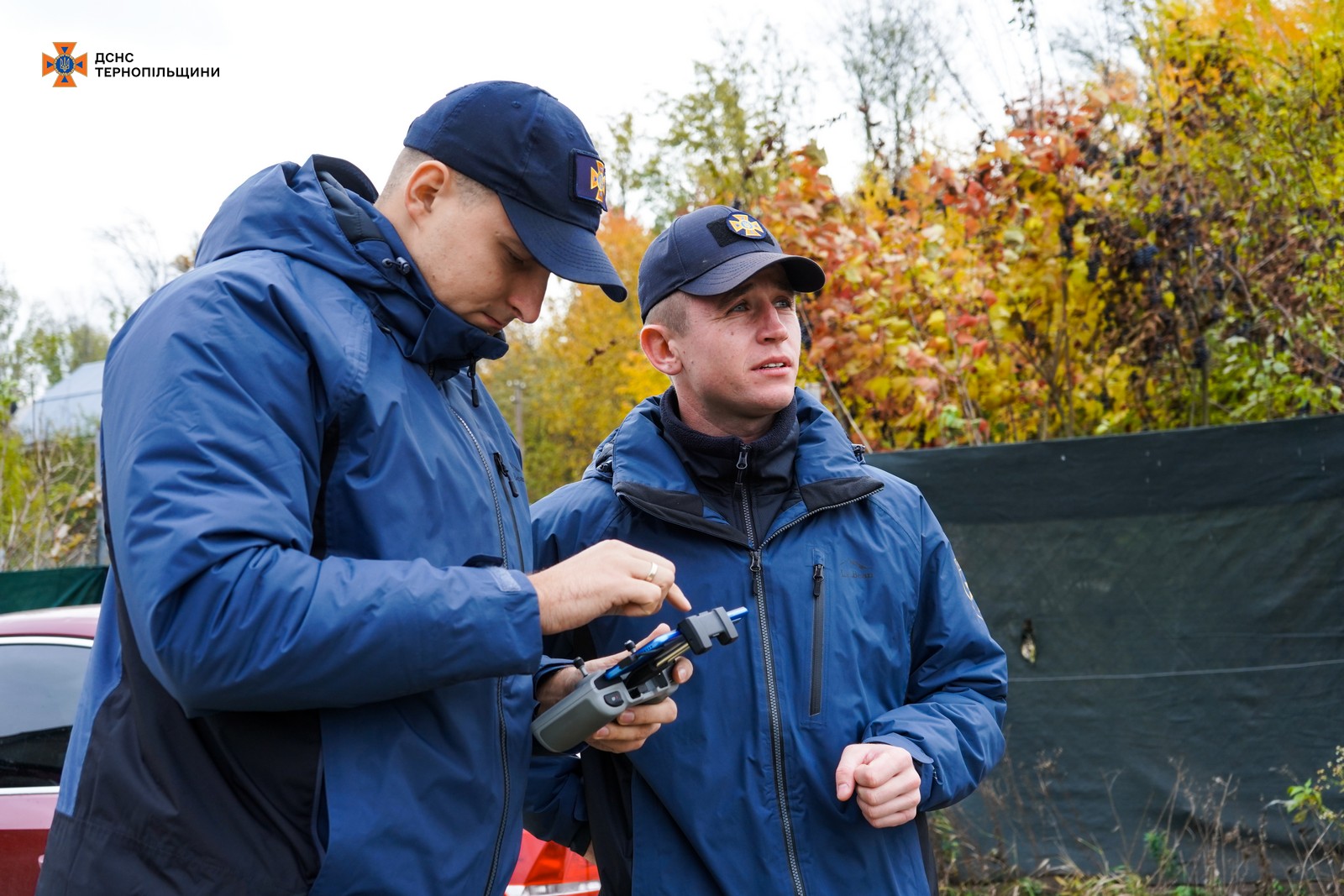 На зображенні може бути: 2 людини та текст