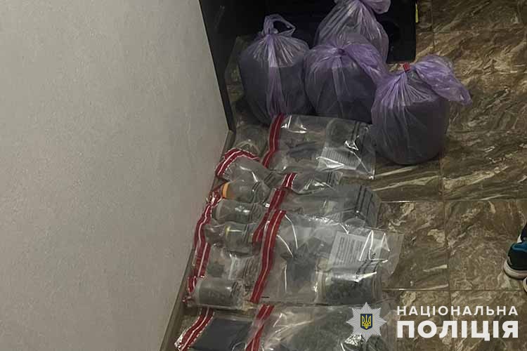 Новини Тернополя - фото з У Кременці двоє хлопців, яким 22 та 25 років організували наркобізнес поліцейські затримали молодиків  за наркоторгівлю