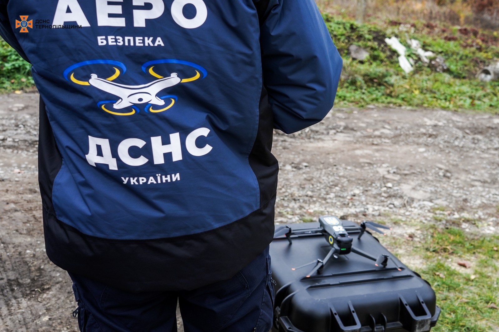 На зображенні може бути: 1 особа, вертоліт та текст