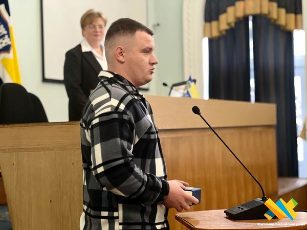 Новини Житомира - фото з Підполковник Василь Захарець отримав «Годинник міського голови» за мужність і героїзм