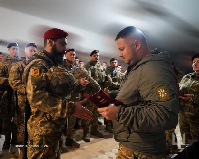 Новини Житомира - фото з Командир 95 одшбр нагородив воїнів, які щодня воюють зі злом та захищають Україну