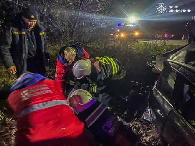 Новини Вінниці - фото з Трьох людей з понівеченого авто врятували ДСНСники під Хмільником