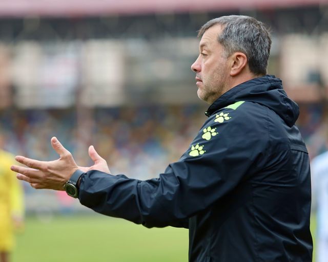 Новини Тернополя - фото з Тернопільська «Нива» зіграє з івано-франківським ФК «Прикарпаття». Пряма трансляція На зображенні може бути: 1 особа, гра в американський футбол та грає у футбол