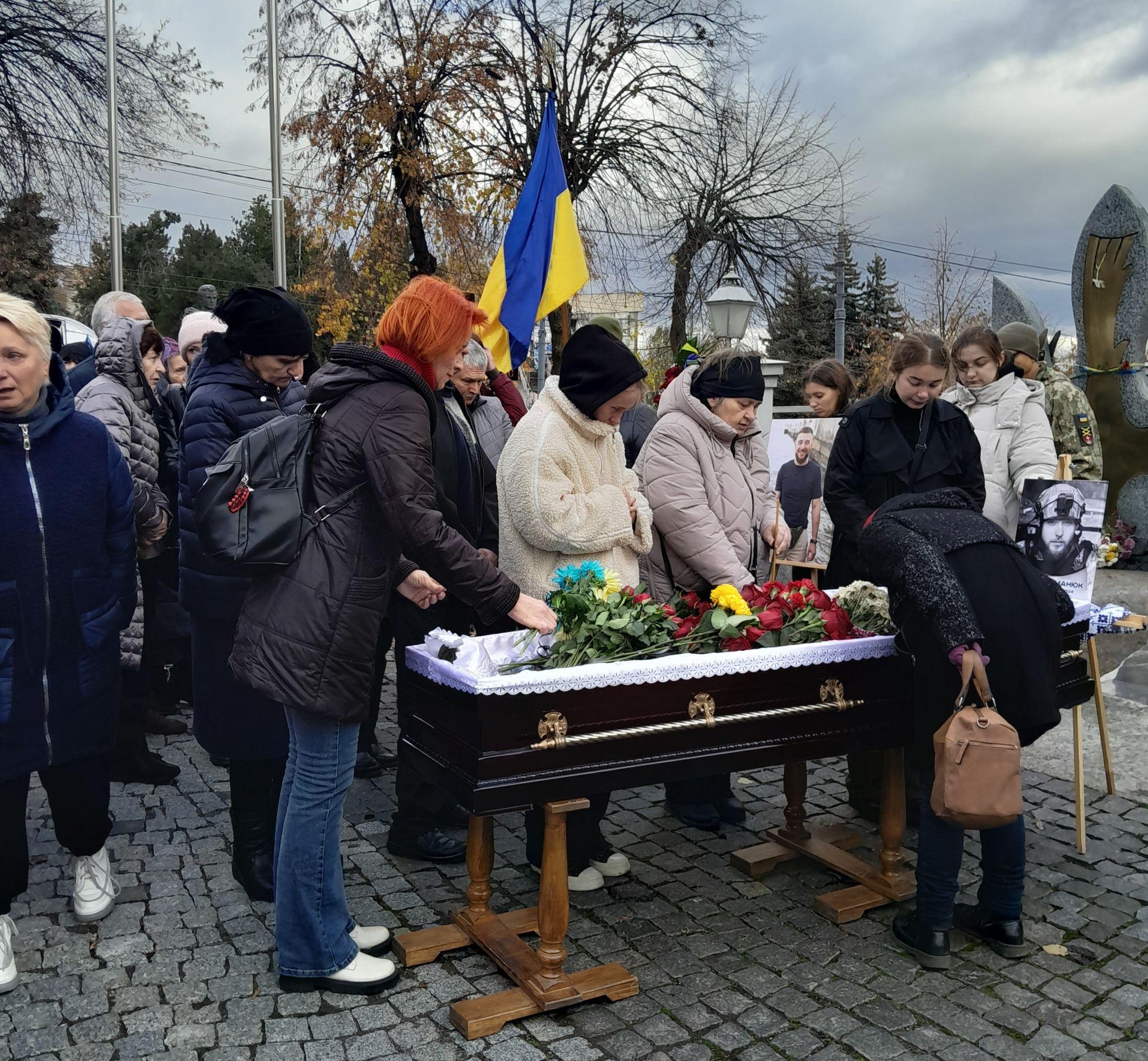 Новини Вінниці - фото з «Вінчання навесні?» — «Ні, коханий, ми не встигли до весни»: у Вінниці попрощалися з воїном, який пішов на війну у 16!