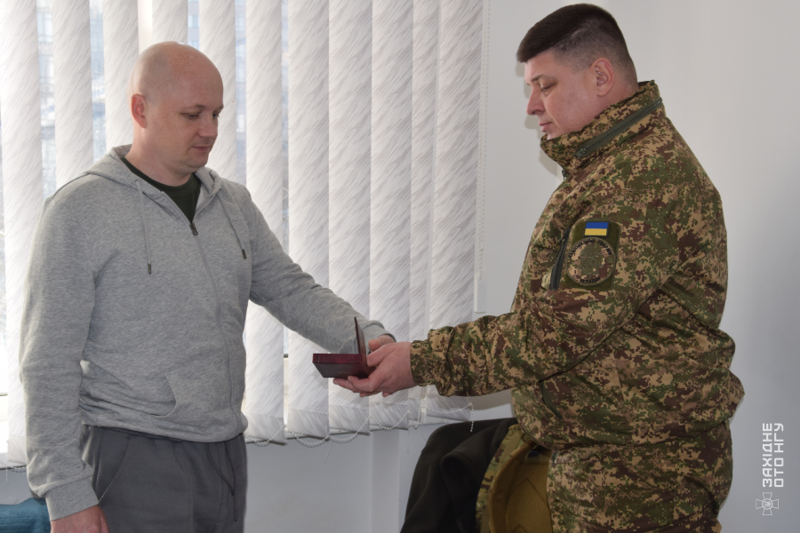 Новини Хмельницького - фото з Пораненим хмельницьким нацгвардійцям вручили державні нагороди