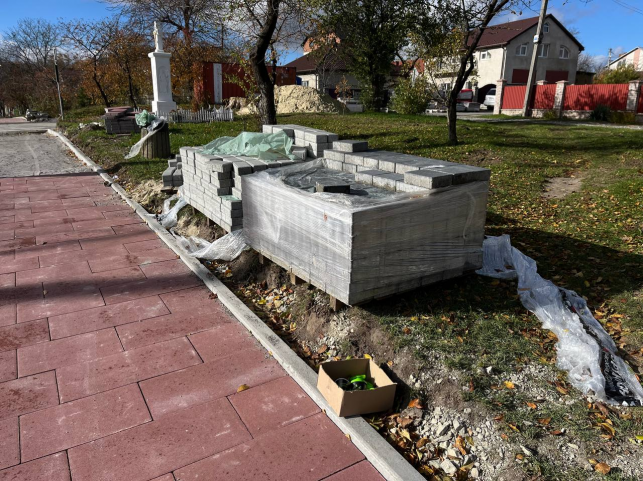 Новини Тернополя - фото з На Бережанській кладуть нову бруківку на тротуарі