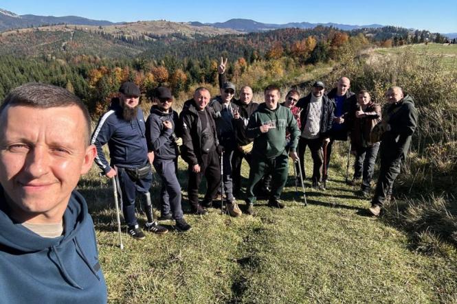 «Ця поїздка стимулює нас працювати»: як для ветеранів організували подорож в Карпати