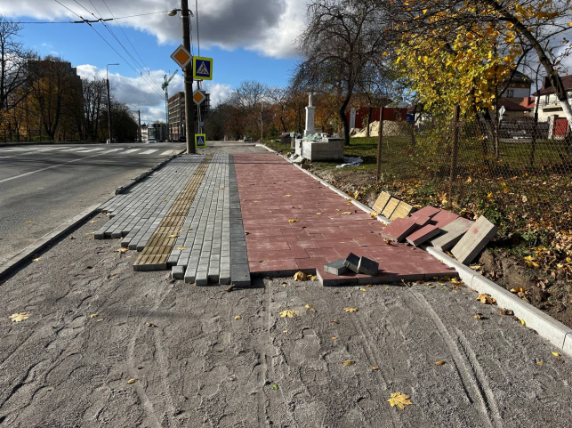 Новини Тернополя - фото з На Бережанській кладуть нову бруківку на тротуарі