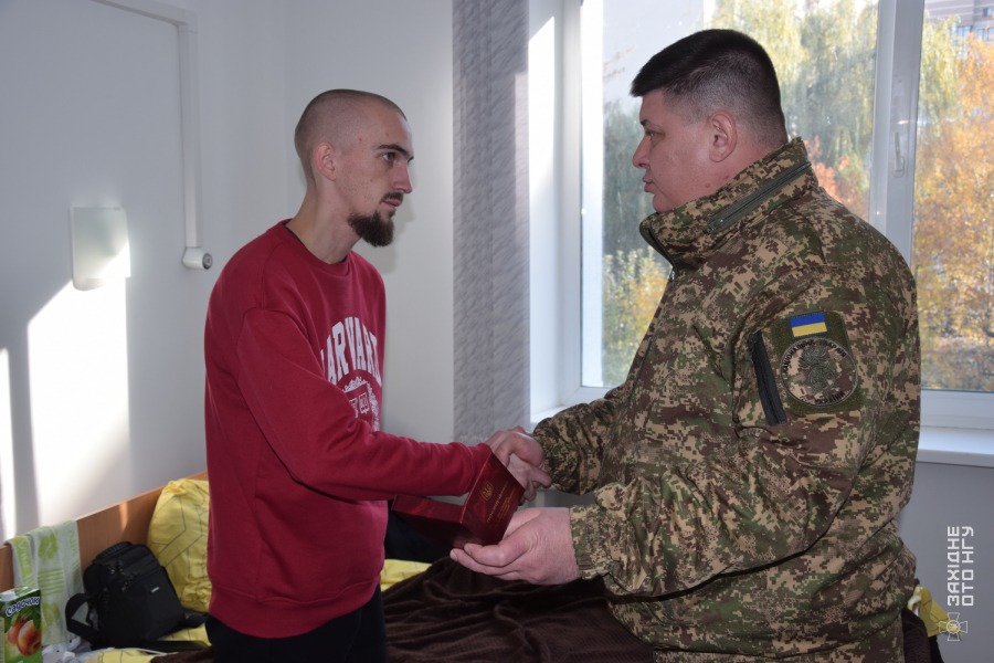 Новини Хмельницького - фото з Пораненим хмельницьким нацгвардійцям вручили державні нагороди