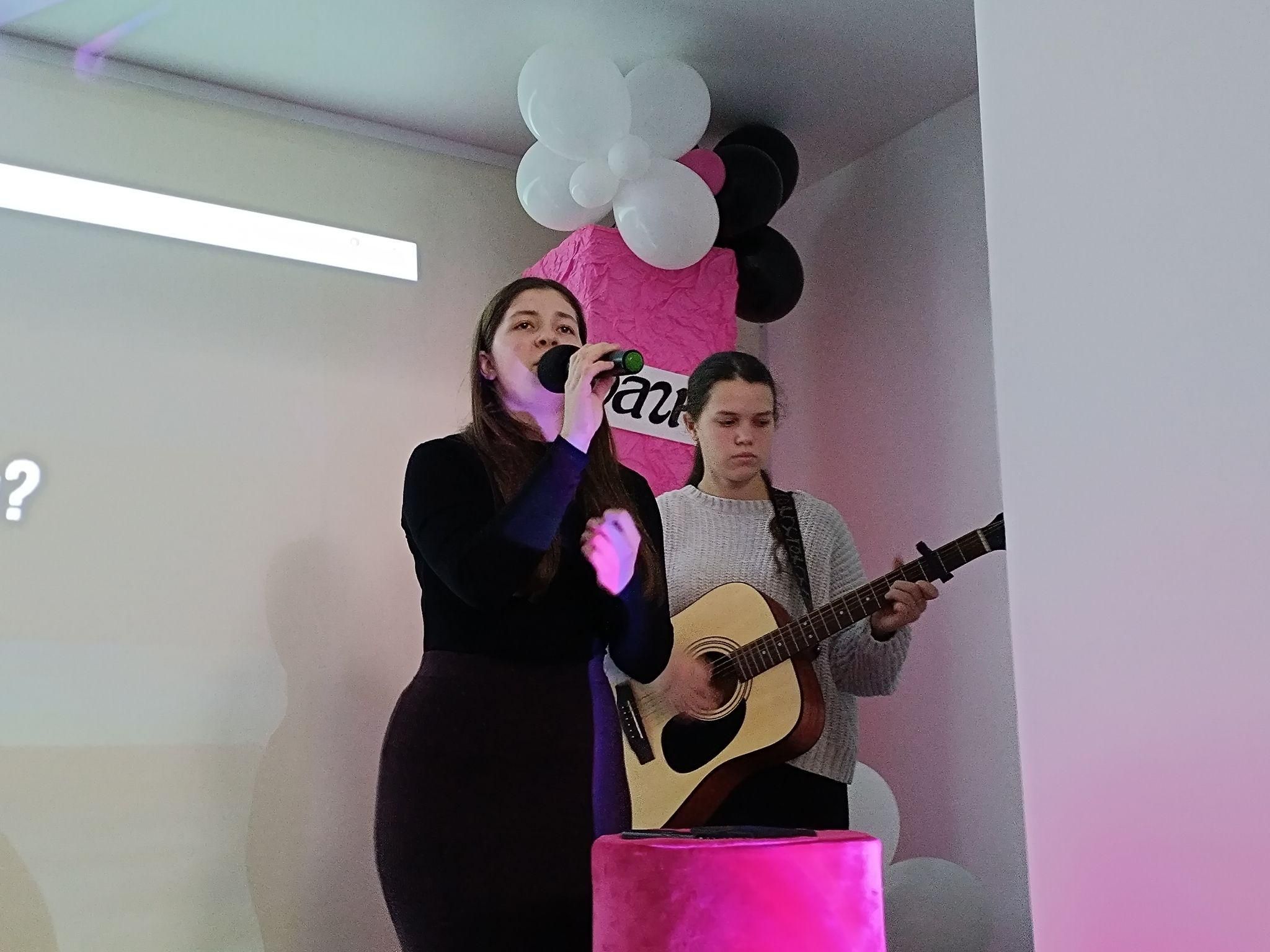 Новини Козятина - фото з Співали під гітару Yaktak і читали вірші про кохання у молодіжному просторі Козятина