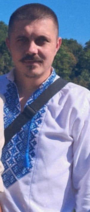 На зображенні може бути: 1 особа, борода та усміхається