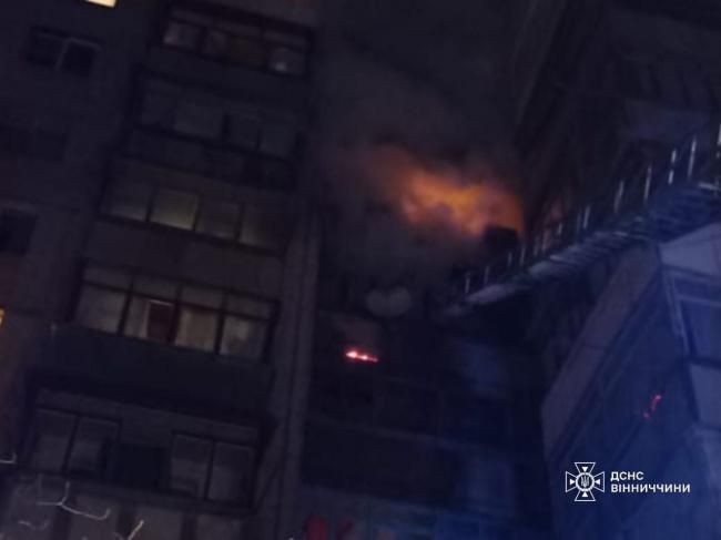 Новини Вінниці - фото з Пожежу на Юності гасили 16 рятувальників та чотири спецавтомобілі