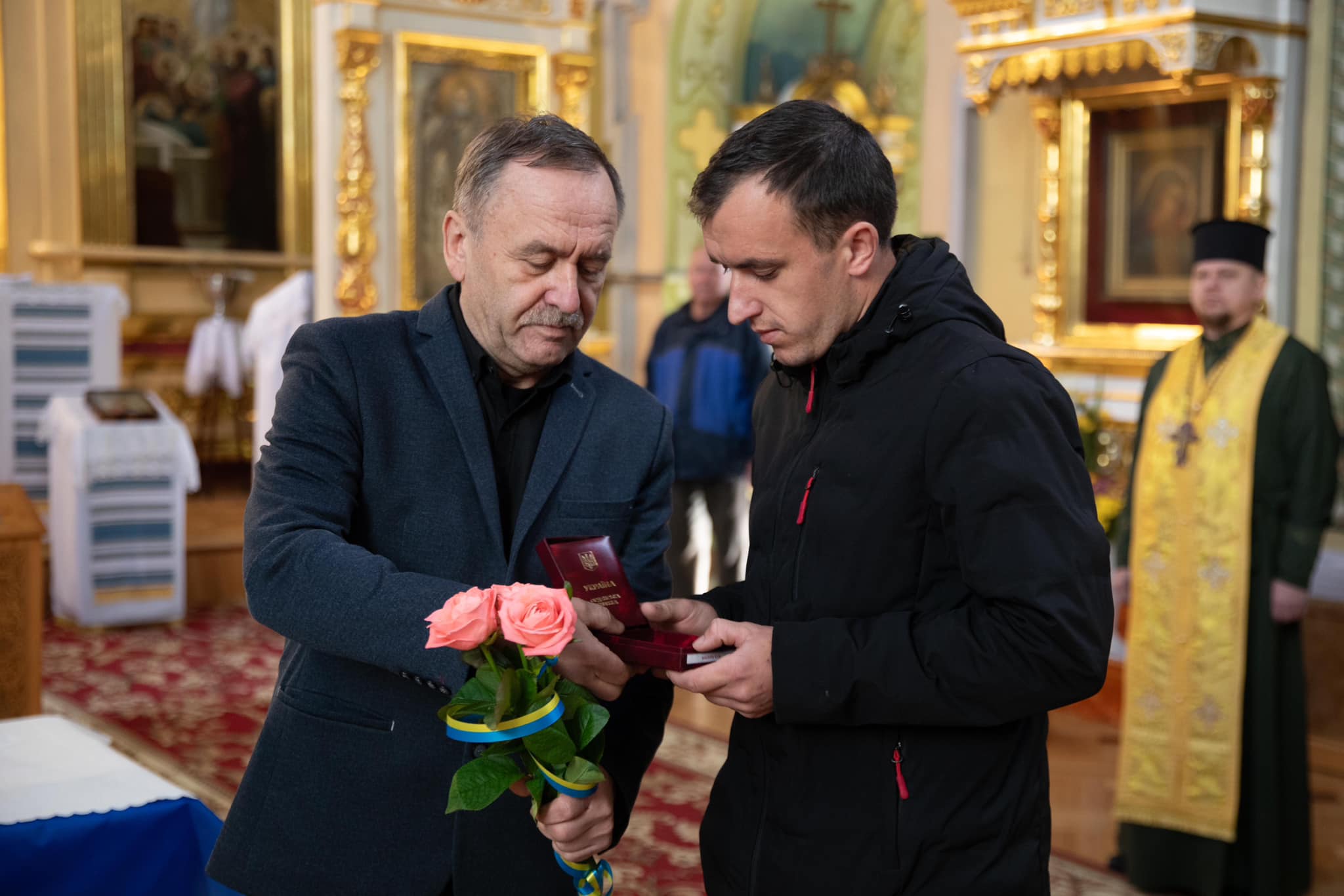 Новини Тернополя - фото з Ордени « За мужність» ІІІ ступеня посмертно отримали троє Героїв з Кременеччини На зображенні може бути: 3 людини