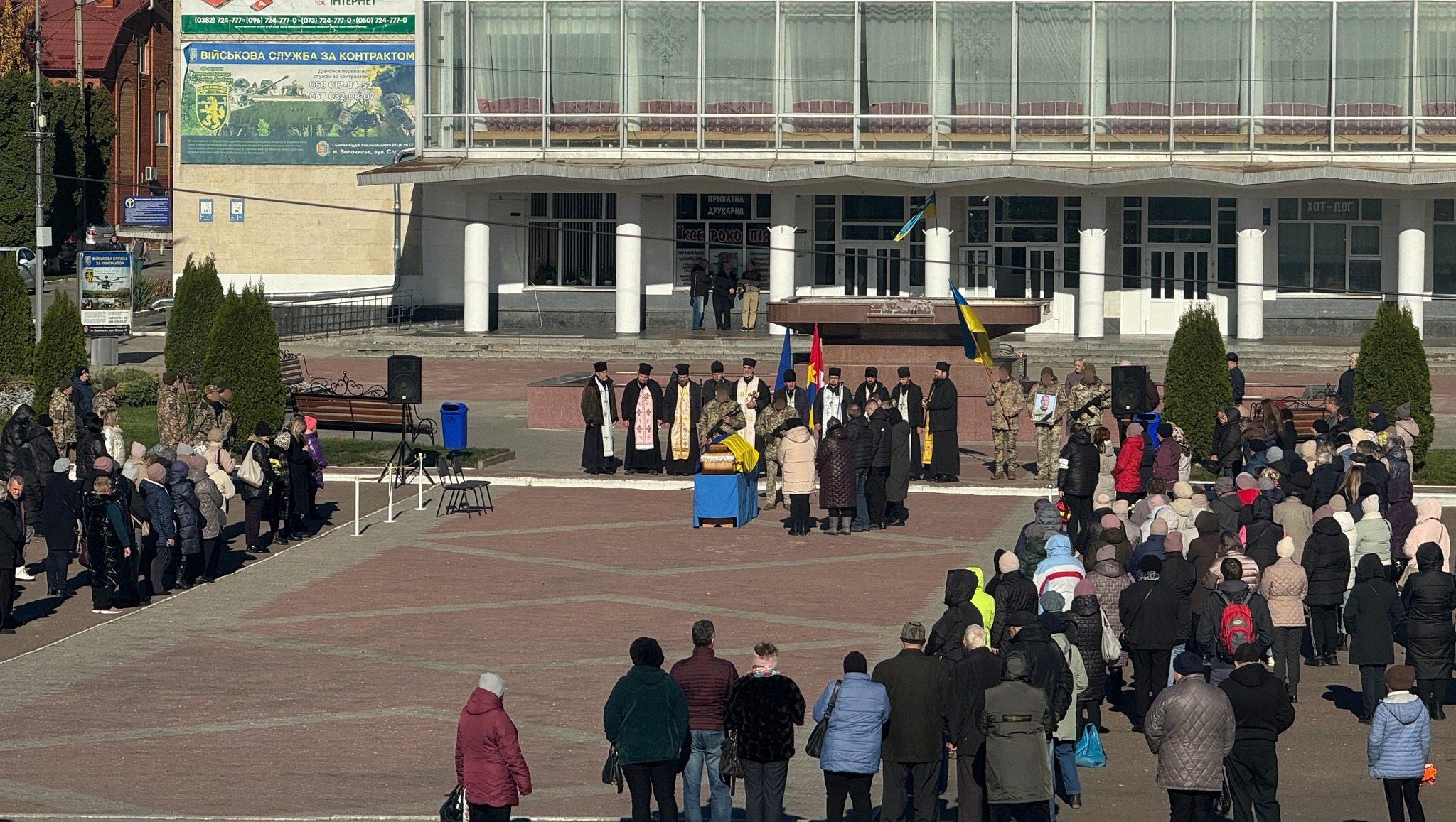 На зображенні може бути: 6 людей та натовп