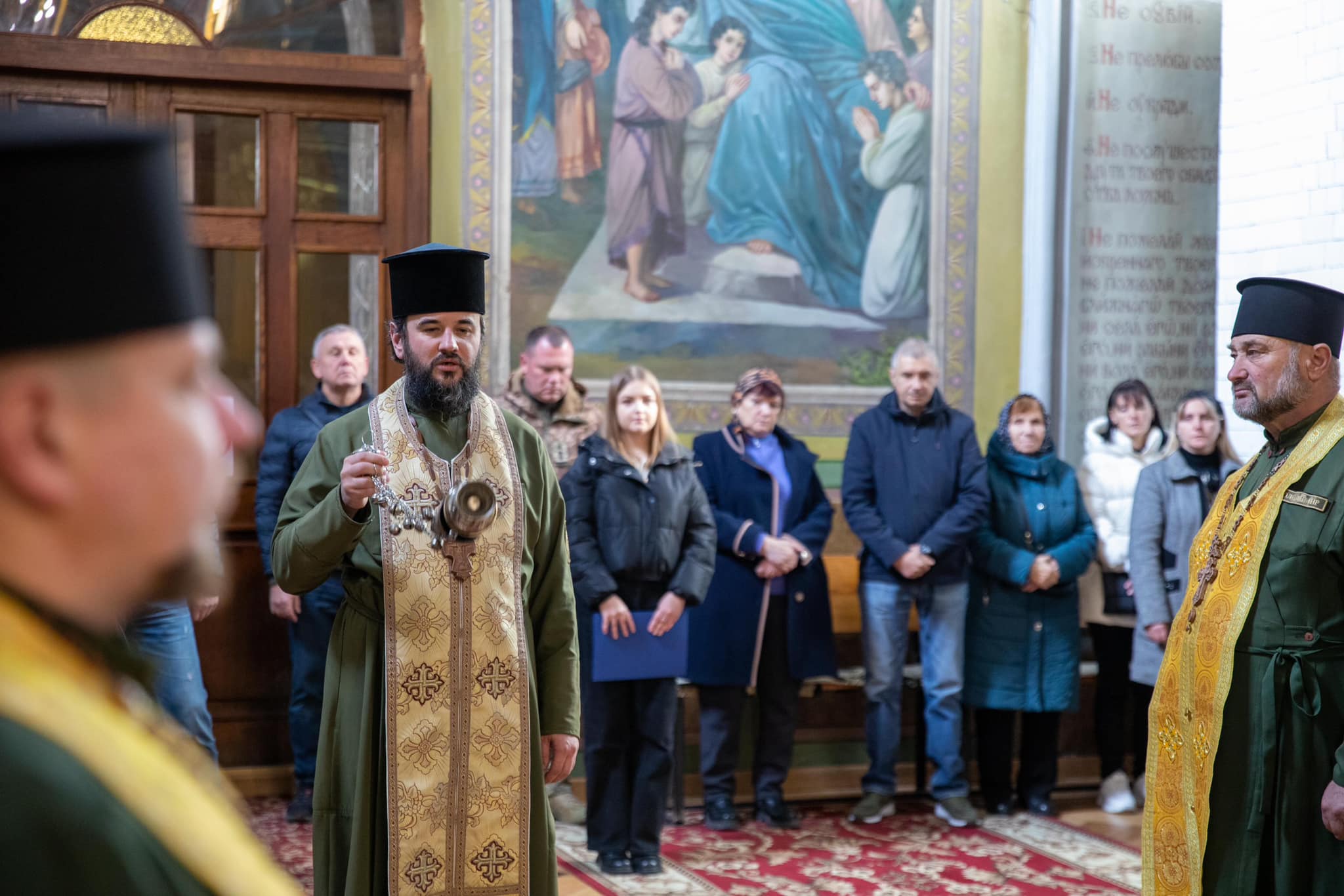 Новини Тернополя - фото з Ордени « За мужність» ІІІ ступеня посмертно отримали троє Героїв з Кременеччини На зображенні може бути: 10 людей, базиліка Національного храму Непорочного Зачаття та текст
