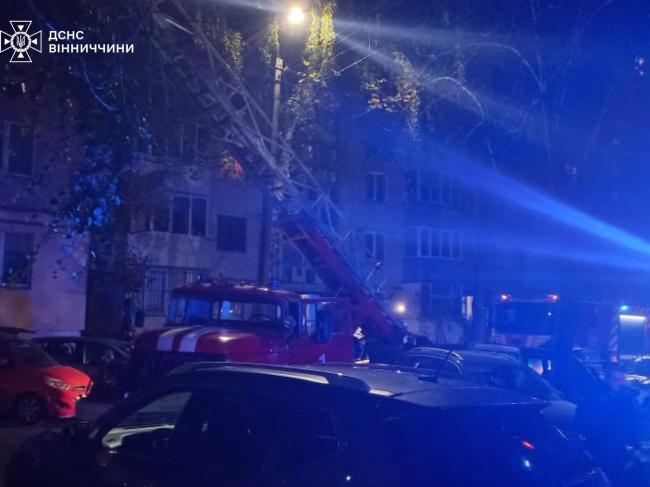 Новини Вінниці - фото з Пожежу на Юності гасили 16 рятувальників та чотири спецавтомобілі