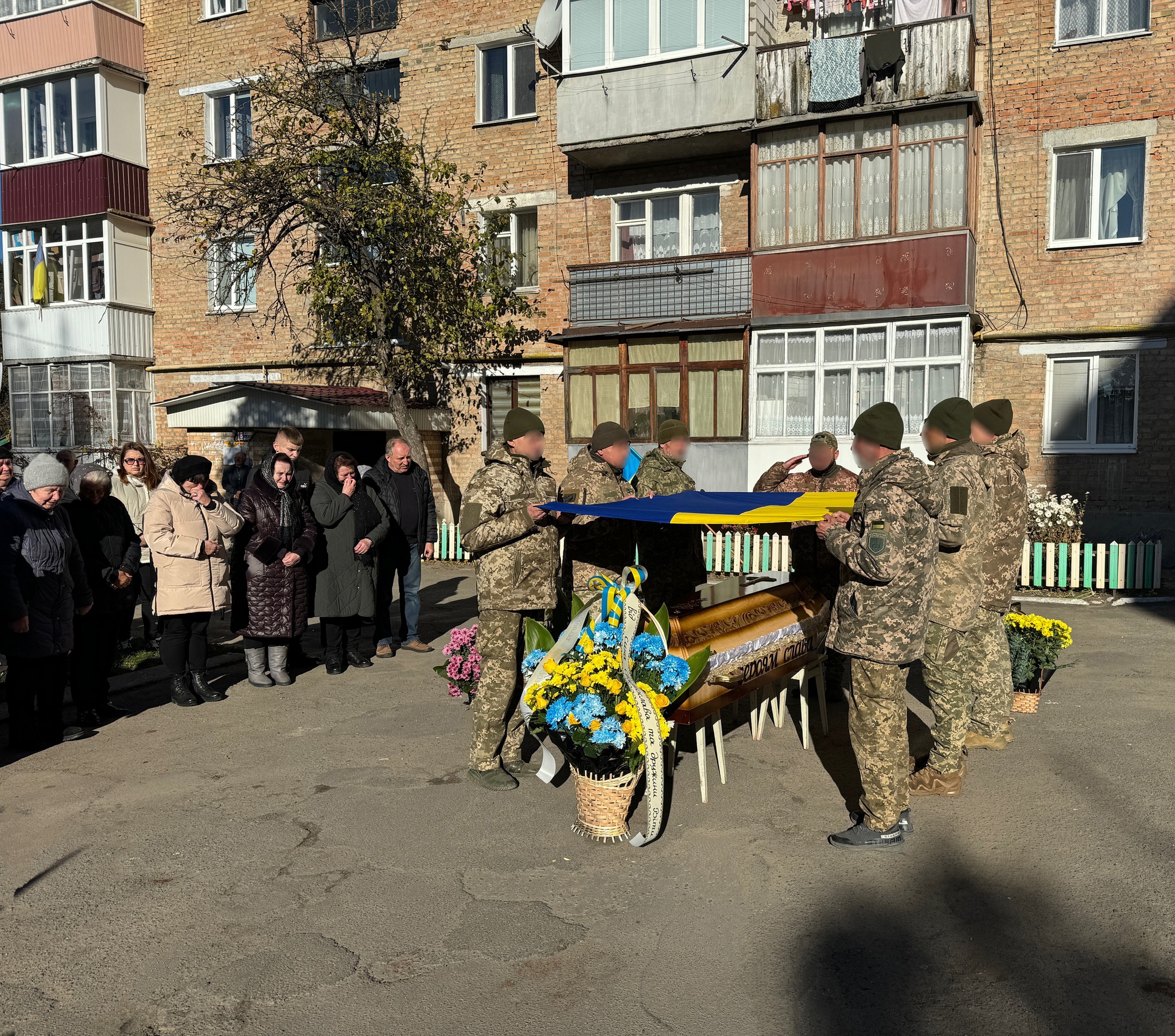 На зображенні може бути: 12 людей, військова форма, вулиця та текст