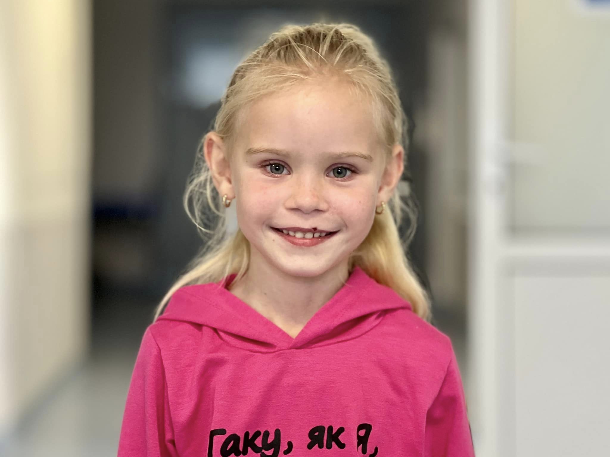 Новини Хмельницького - фото з 6-річній дівчинці з Хмельниччини врятували життя за допомогою робота-хірурга На зображенні може бути: 1 особа, світле волосся, дитина, усміхається та текст