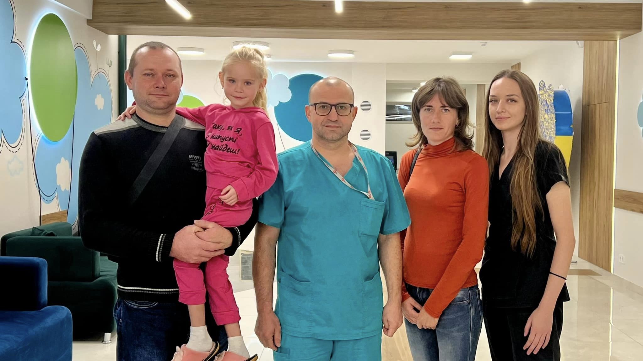Новини Хмельницького - фото з 6-річній дівчинці з Хмельниччини врятували життя за допомогою робота-хірурга На зображенні може бути: 5 людей та лікарня