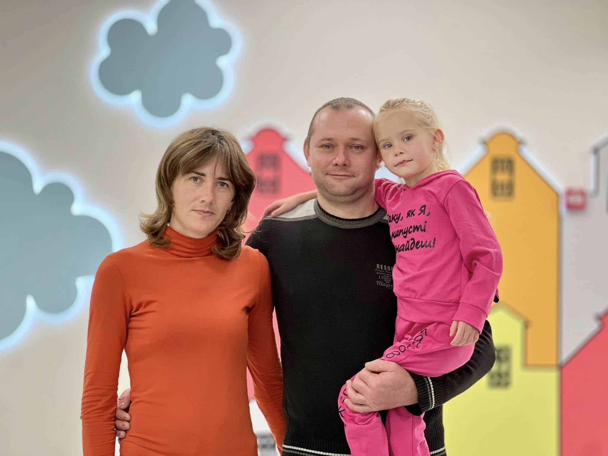 Новини Хмельницького - фото з 6-річній дівчинці з Хмельниччини врятували життя за допомогою робота-хірурга На зображенні може бути: 2 людини та дитина