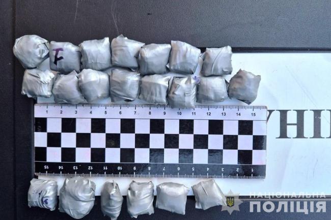 Новини Вінниці - фото з Оперативники у Вінниці затримали наркозакладчицю із 50 згортками канабісу