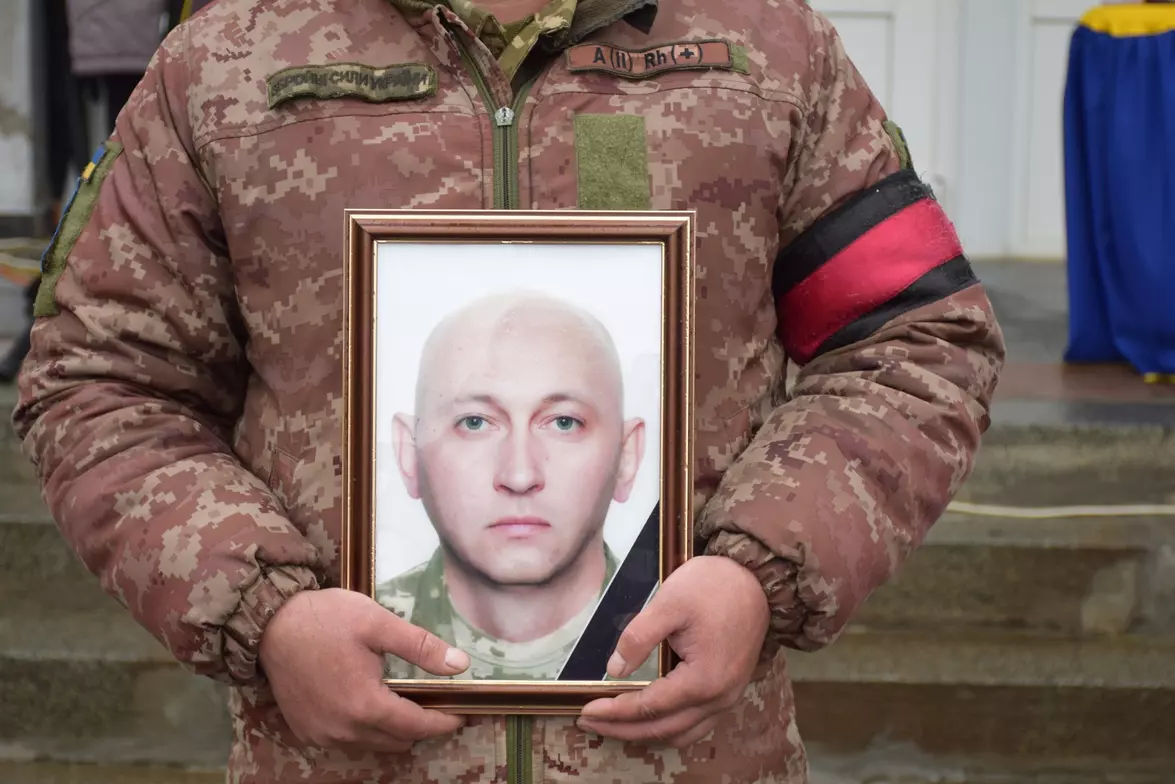 Новини Хмельницького - фото з Захисника з Хмельниччини, батька трьох дітей Олександра Панасевича, відзначили посмертно