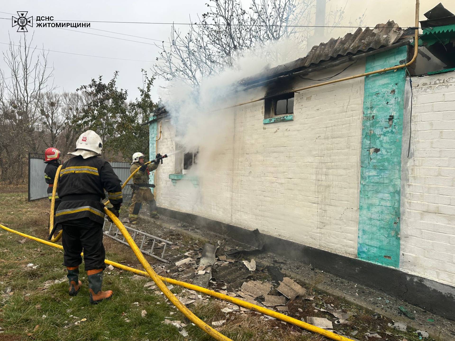 Новини Житомира - фото з Під час гасіння пожежі в Андрушківській громаді вогнеборці виявили тіло чоловіка