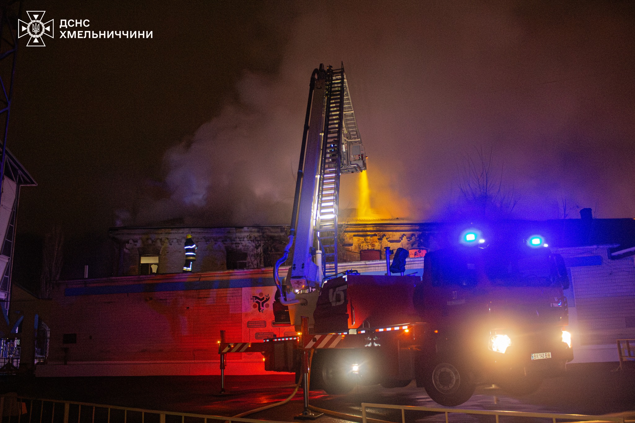 Новини Хмельницького - фото з На Проскурівській горіла будівля колишнього музичного коледжу (ВІДЕО) На зображенні може бути: 1 особа та текст