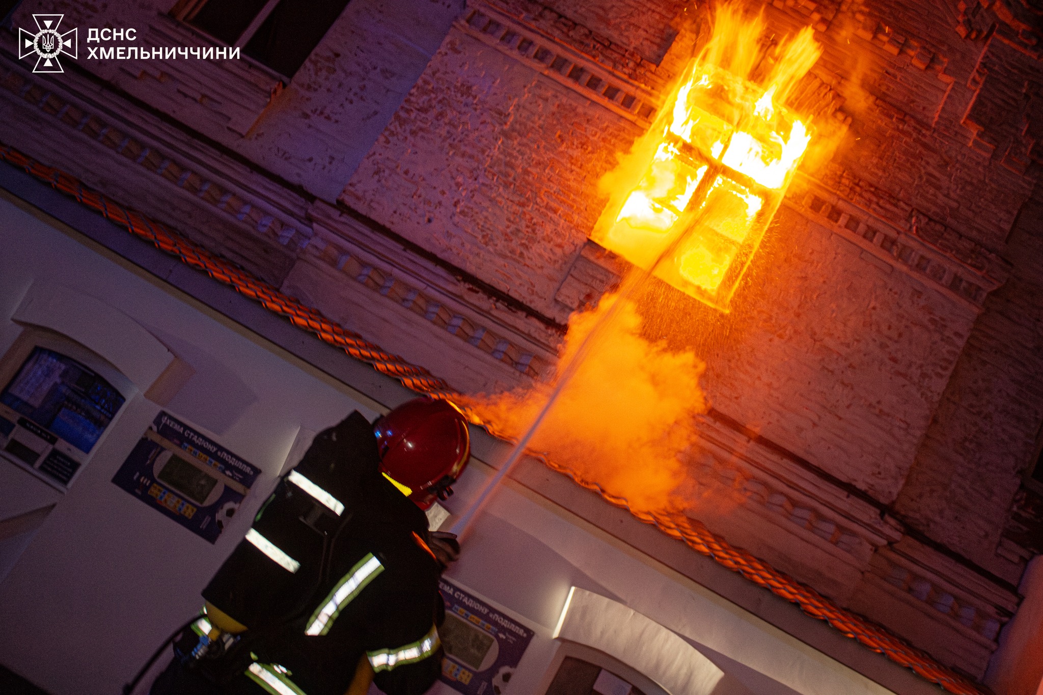 Новини Хмельницького - фото з На Проскурівській горіла будівля колишнього музичного коледжу (ВІДЕО) На зображенні може бути: вогонь та текст